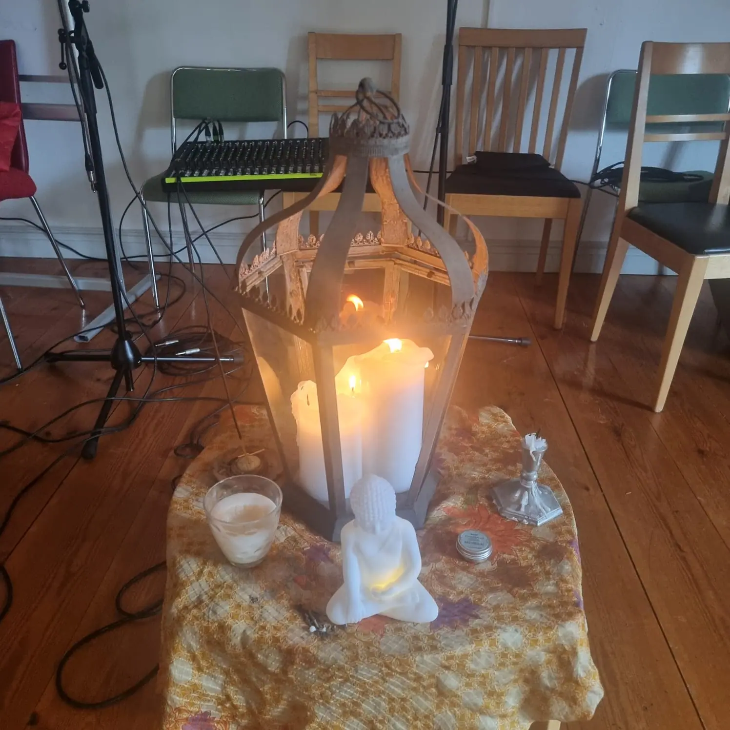 Ljus och altare inför ceremoni