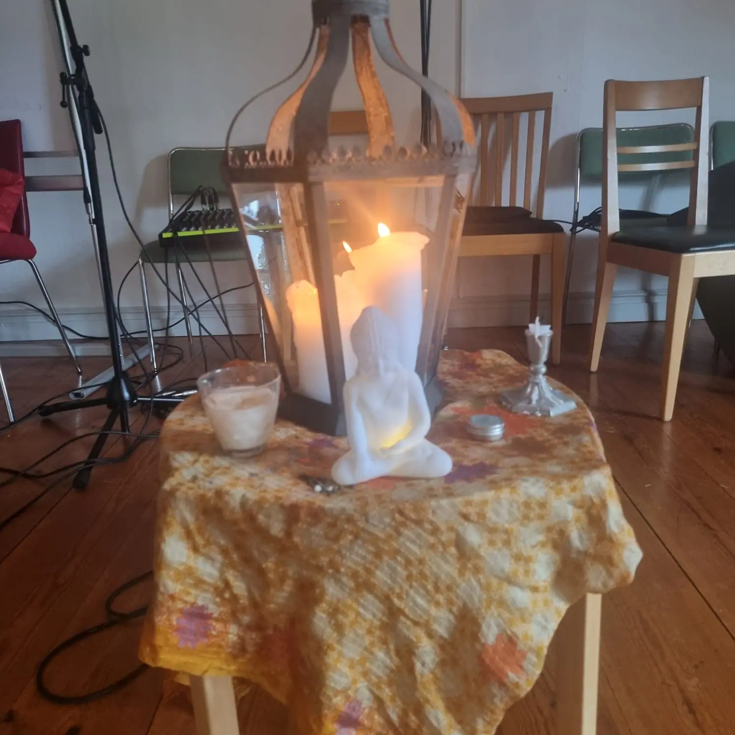 Levande ljus i ceremonirummet